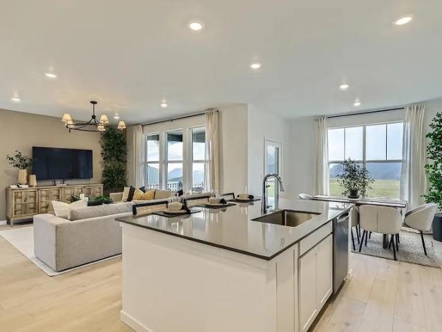 2056 Crested Lark Street
