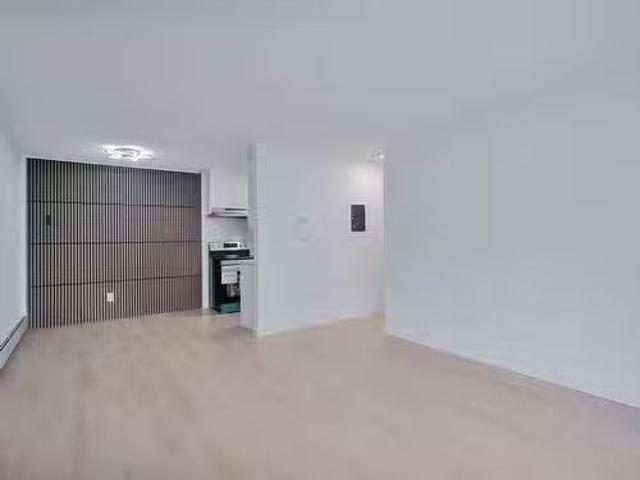 205 1331 Fir Street, White Rock, BC, V4B 4B3 Single Family P.