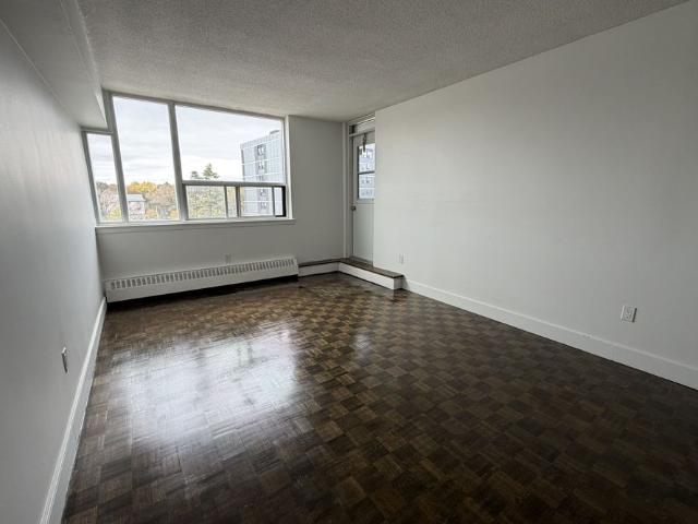 205 147 Wellington Street W, Aurora