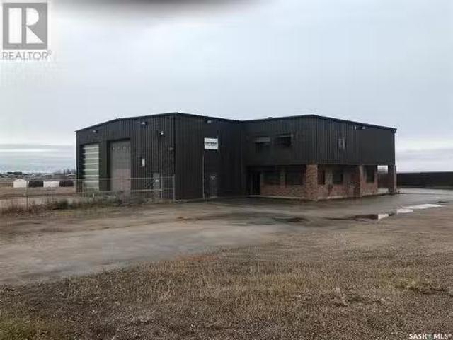 205 60Th Street W, Saskatoon, SK, S7R 1E2 commercial for lea.