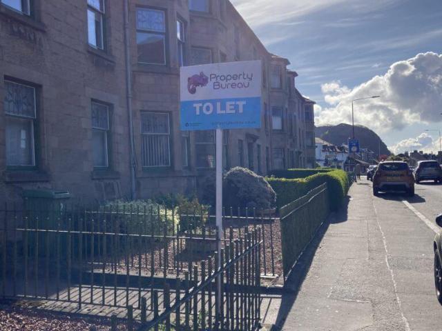 205 Glasgow Road, Dumbarton, G82 1DP 3 bed flat to rent £995 pcm £230 pw