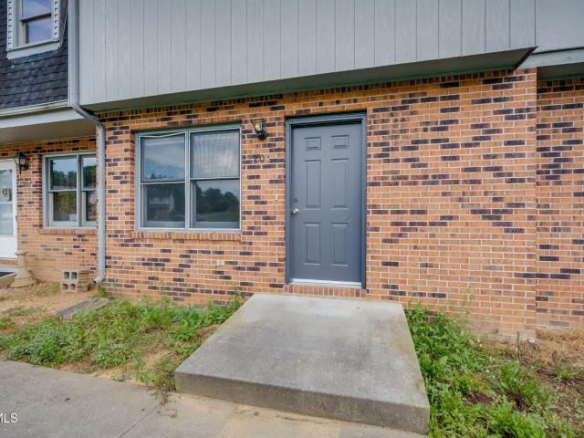205 Oakcrest Circle 205