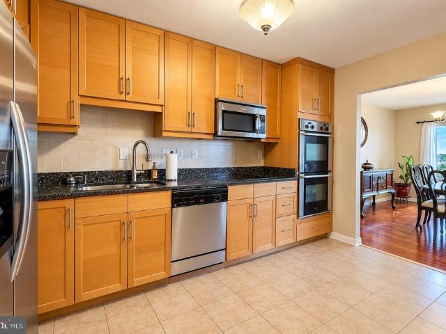 205 Yoakum Parkway # 809