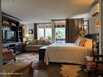 206 Lakeside Villa