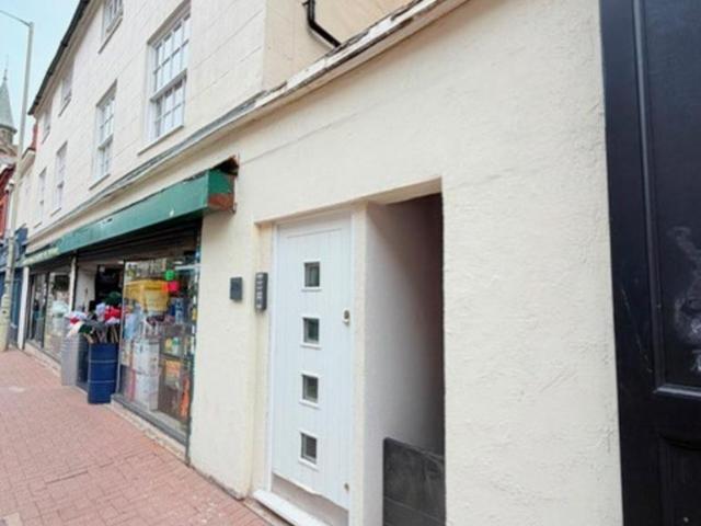 206 Wolverhampton Street, Dudley, DY1. 1 bed flat to rent £895 pcm £207 pw