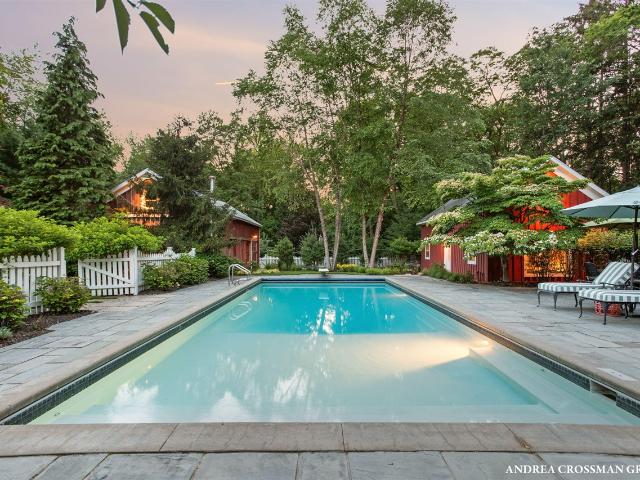 2075 Lakeshore Drive