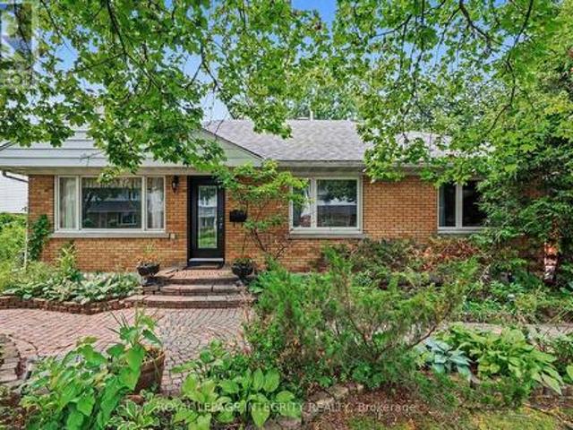 2076 Niagara Drive, Ottawa, ON, K1H 6H1 house for sale | Listing ID X13571 | Royal LePage