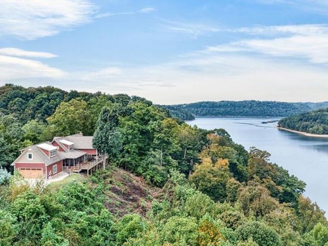 2070 Holly Bend Dr, Byrdstown, TN 38549