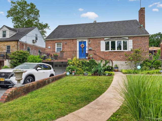 207 Clunie Avenue