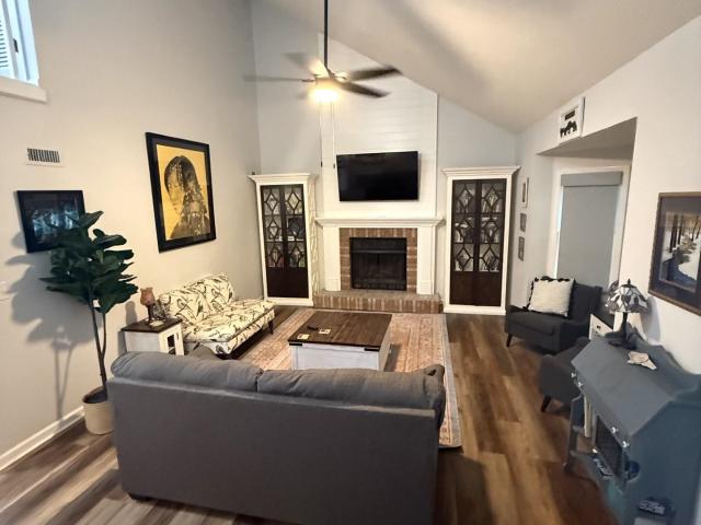 207 Hillsboro Cir