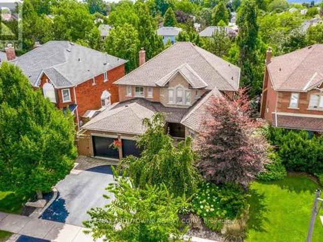 2080 Mckerlie Crescent, Burlington, ON, L7M 4E8 house for sale | Listing ID W14033 | Royal LePage