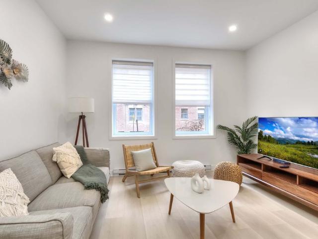 2080 av Lincoln, Modern 4 Bedroom Unit in Great Location
