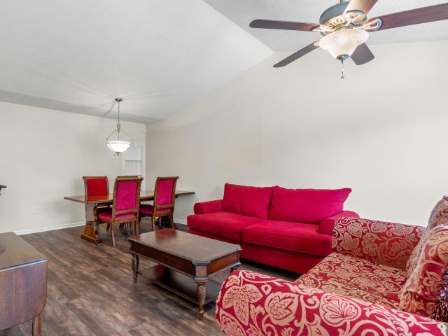 208 Indian Wells Ct. 208
