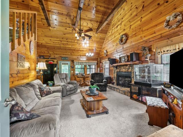 208 Lakeshore Dr