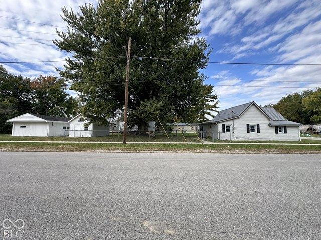 208 N East, Roachdale, IN 46172