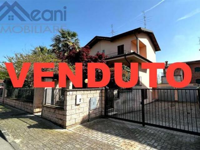 208 VENDUTO! VILLA BIFAMILIARE CON GIARDINO