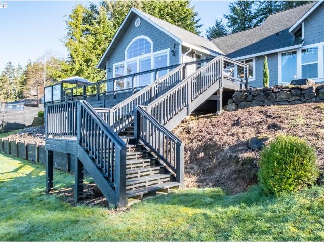 2095 ne east devils lake rd