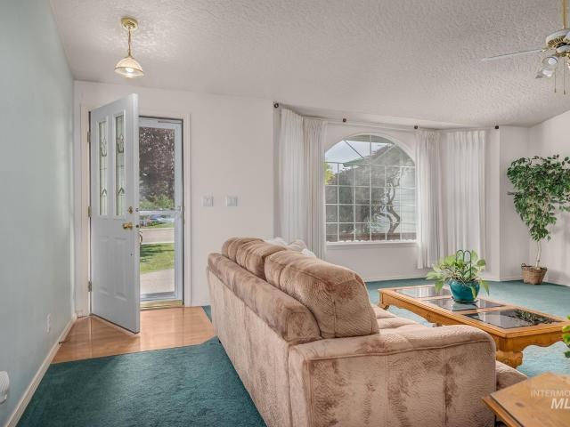 2090 Bonnie Dr