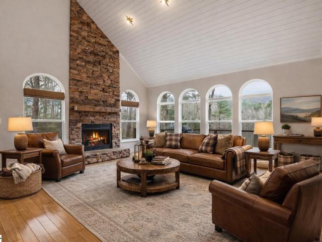 209 Falcon Crest Way