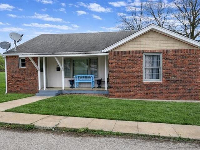 209 S Locust St, Carrollton, MO 64633