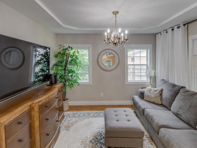 209 Park Avenue W
