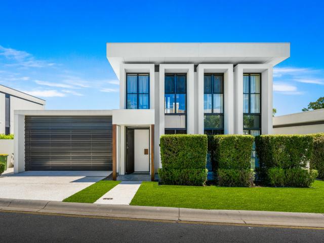 20 the boulevarde, benowa qld for rent lj hooker