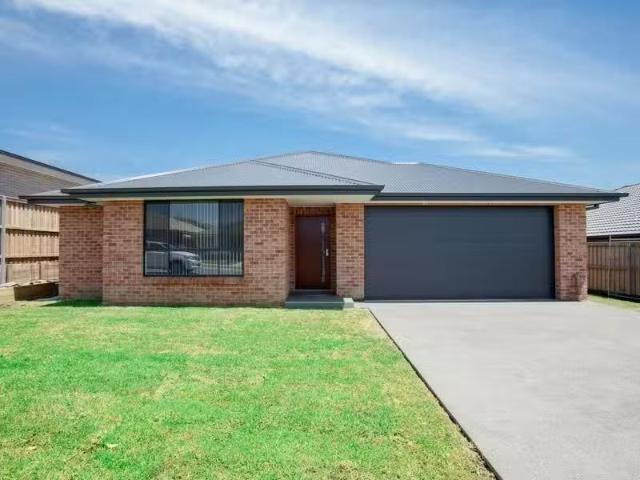 20 Threadtail Street, CHISHOLM House for rent Listed by Renta.