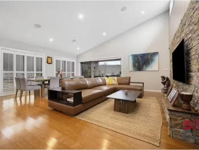 20 Toppano Street, Moncrieff House for rent Listed by Seminar.