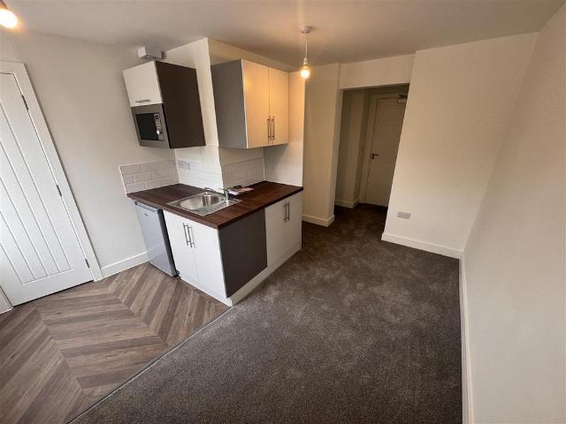 20 Upper High Street, Taunton TA1 Studio to rent £650 pcm £150 pw
