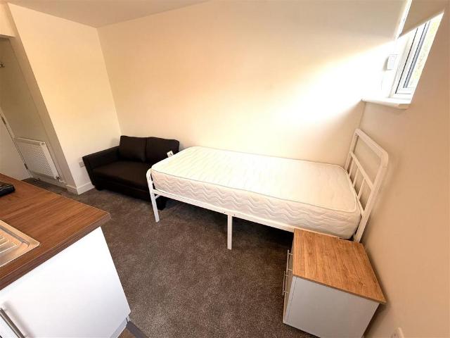 20 Upper High Street, Taunton TA1 Studio to rent £650 pcm £150 pw