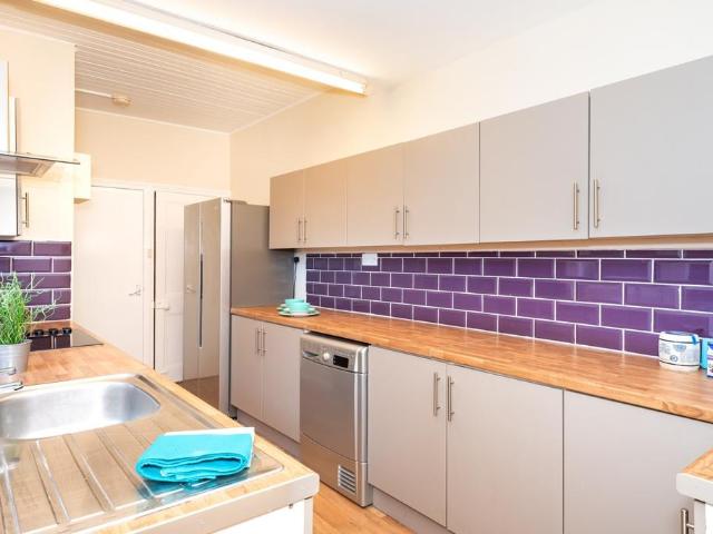 20 Winston Gardens, Headingley. 1 bed in a house share to rent £585 pcm £135 pw