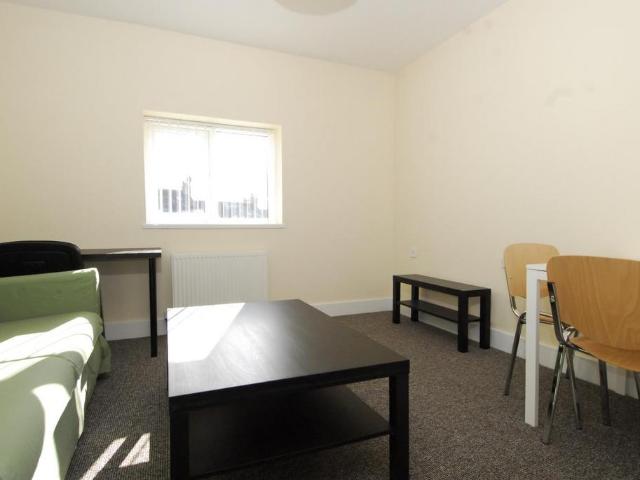 20 Woodland Terrace, Plymouth PL4 1 bed flat to rent £1,057 pcm £244 pw