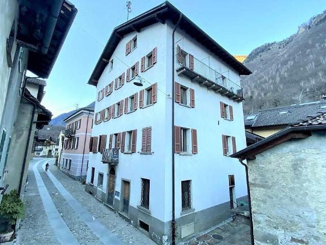 20 Zimmer Dorfhaus mit schöner Aussicht / 20 Zimmer Dorfhaus mit schöner Aussicht im Kern