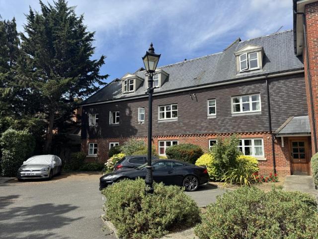 20 Albany Court Albany Place Egham 2 bed house to rent £1,650 pcm £381 pw
