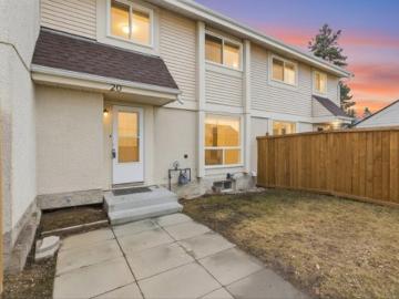 Townhouse for sale in Devon, Alberta - Parking