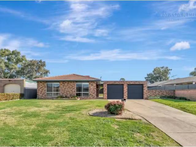 20 Elanora Place, Glenfield Park House for rent Listed by Lea.