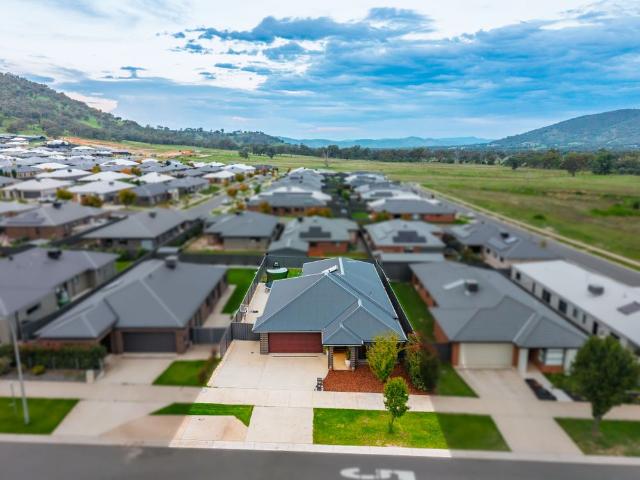 20 Hampshire Boulevard, Leneva