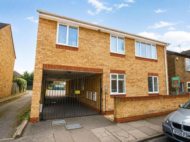 20 Langley Road, STAINES UPON THAMES. 2 bed apartment to rent £1,450 pcm £335 pw