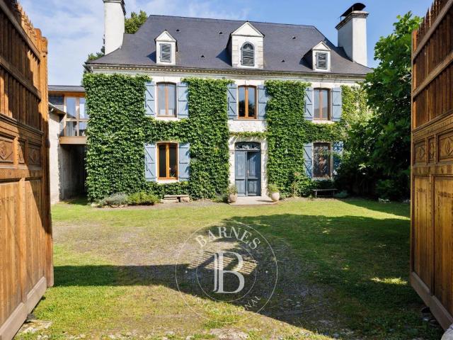 20 Minutes De Pau, Maison De Maître De Village Avec Dépendan. 377m² Pau