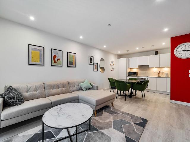 20 Prince Regent Road, Hounslow TW3, 1 bed flat to rent, £1,700 pcm | PrimeLocation