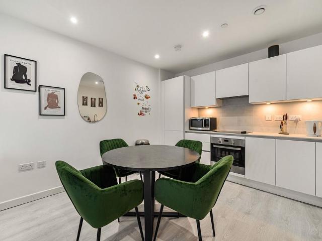 20 Prince Regent Road, TW3 1ER. 1 bed flat to rent £1,700 pcm £392 pw