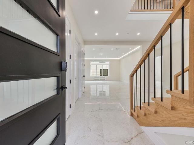 20 Singer Avenue 201