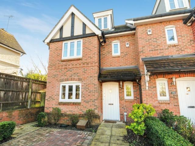 20a York Road, Woking, Surrey, GU22 4 bed end of terrace house to rent £2,900 pcm £669 pw