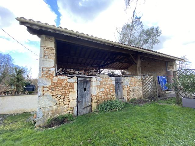 20KM gare TGV ANGOULEME: ensemble immobilier rénové avec granges et jardin
