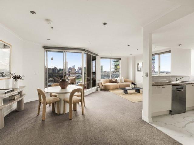20th Floor Living with Panoramic Harbour Views