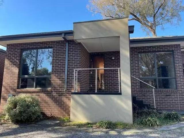 2/10 Cameron Road, Croydon, VIC 3136