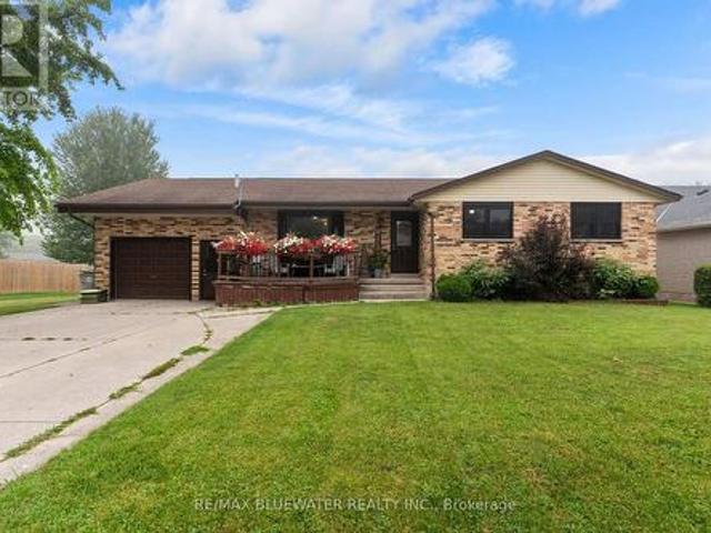 210 Hill Street, Central Huron Clinton, ON, N0M 1L0 house for sale | Listing ID X13621 | Royal LePage