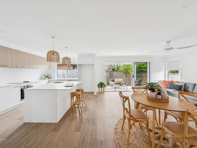 2/10 Magnolia Parade, VICTORIA POINT, QLD 4165