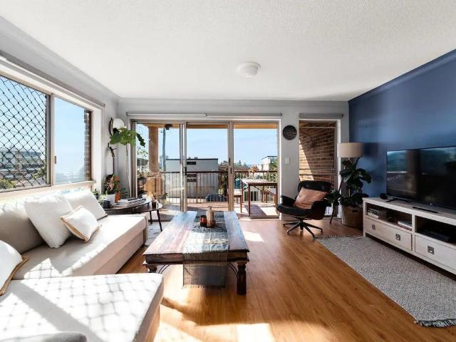 2/10 Mahia Terrace, KINGS BEACH, QLD 4551