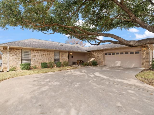 210 Meadowlakes Dr